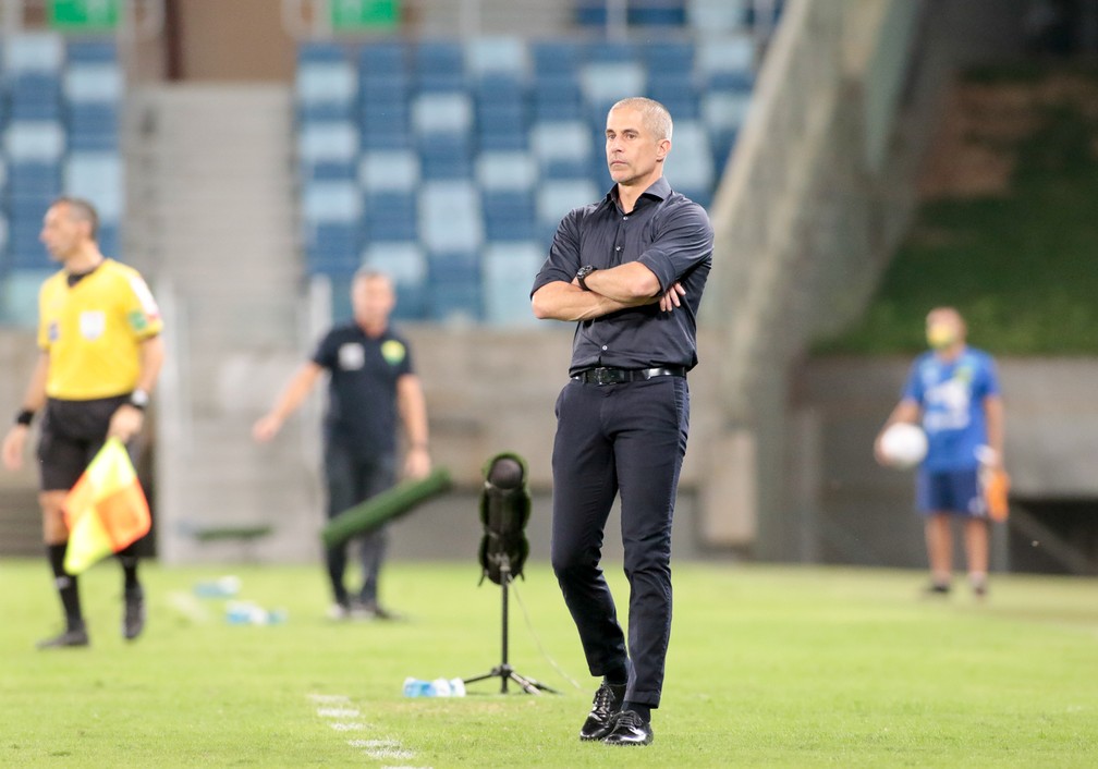 Sylvinho fala de cautela com Reforços e indica demora na estreia das novas contratações  