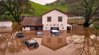 Casa inundada em Gilroy, Califórnia, após forte chuva. — Foto: JOSH EDELSON / AFP
