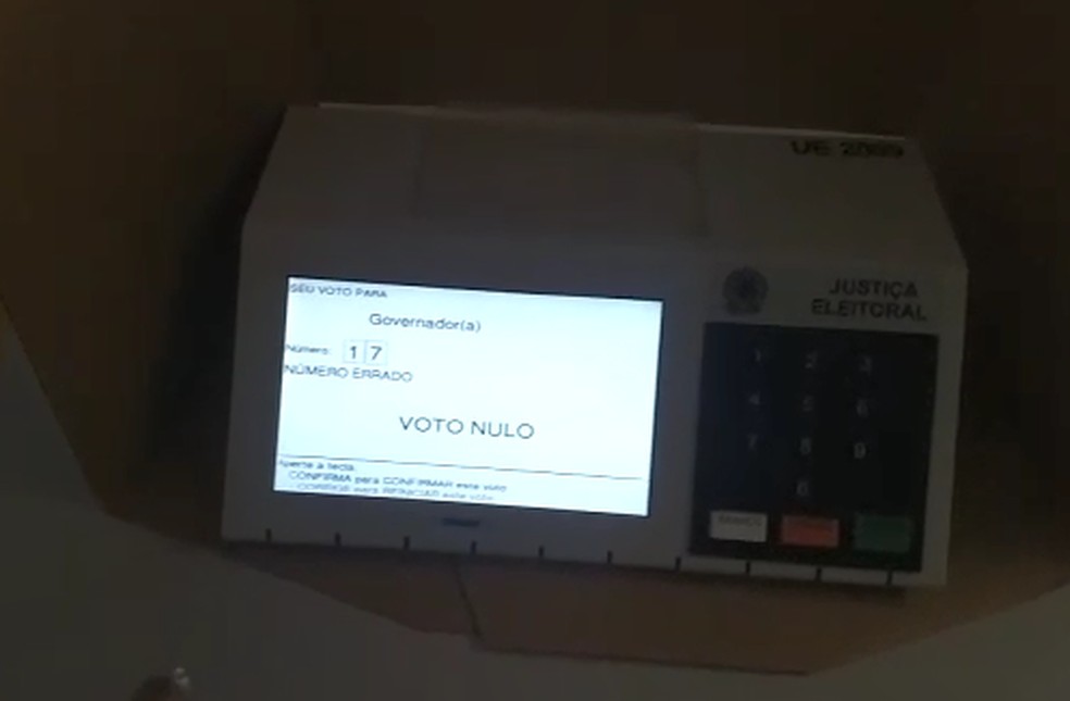 Imagem de tela de urna mostra número 17 e a mensagem de 'voto nulo' em estado que não tem candidato com esta legenda. — Foto: Reprodução