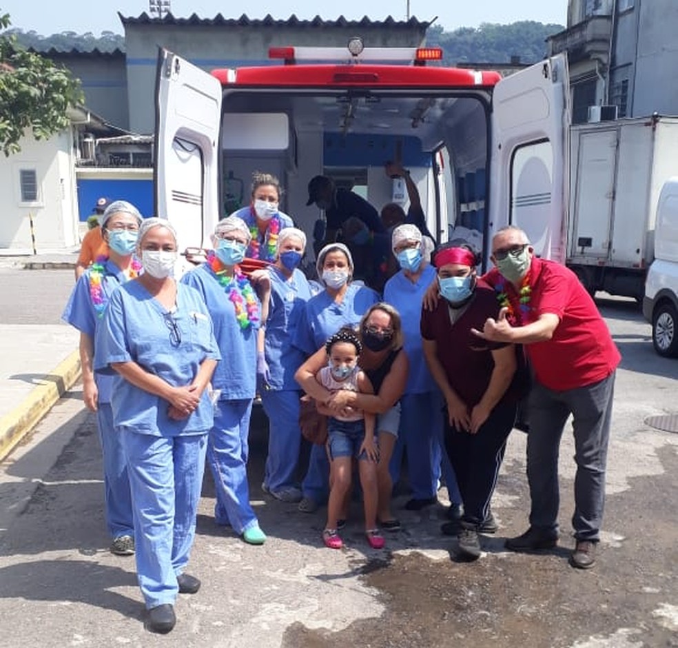 Equipe comemorou alta ao lado de familiares — Foto: Arquivo Pessoal