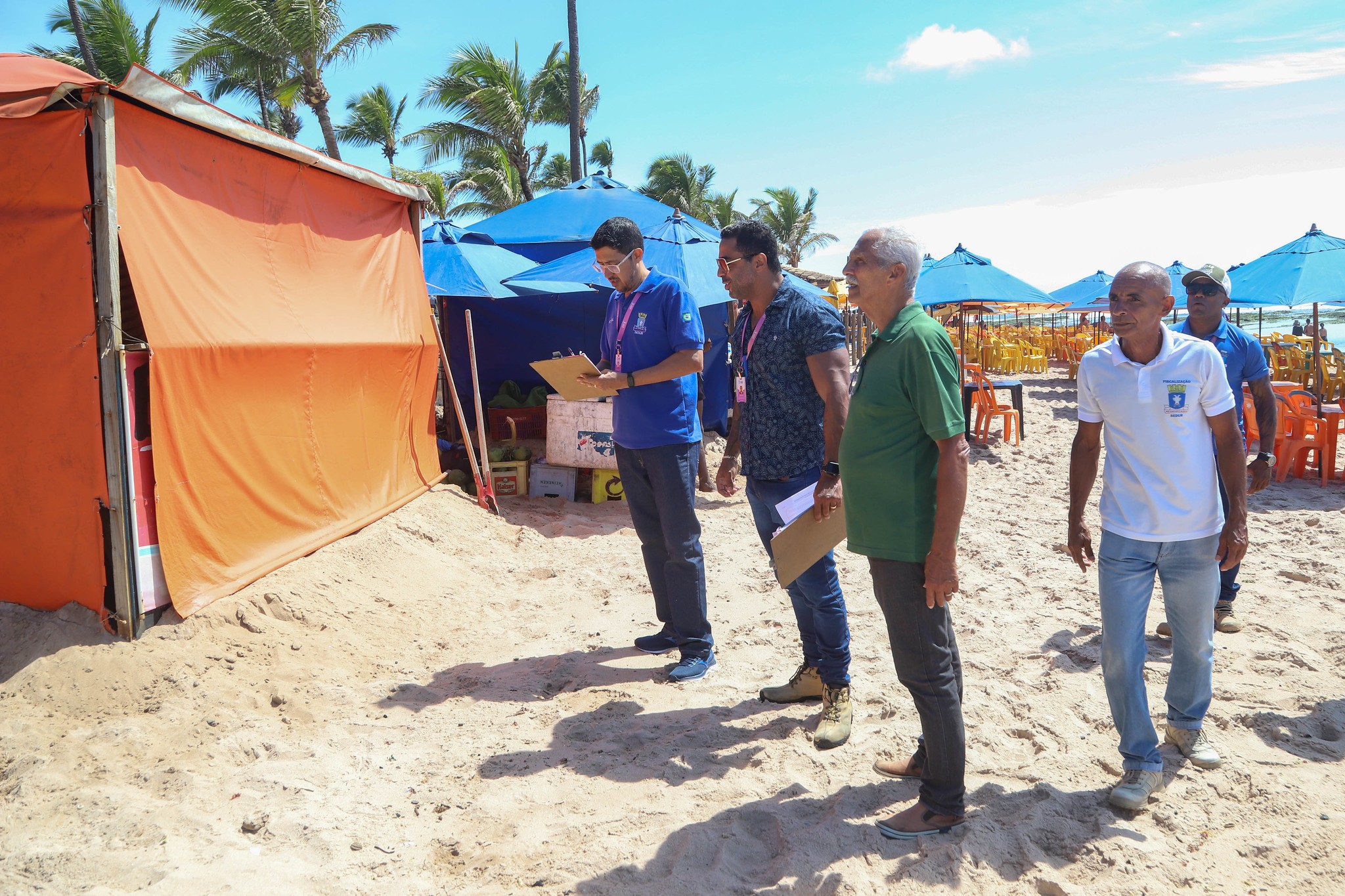 Comerciantes são notificados para removerem barracas de praia em Vilas do Atlântico