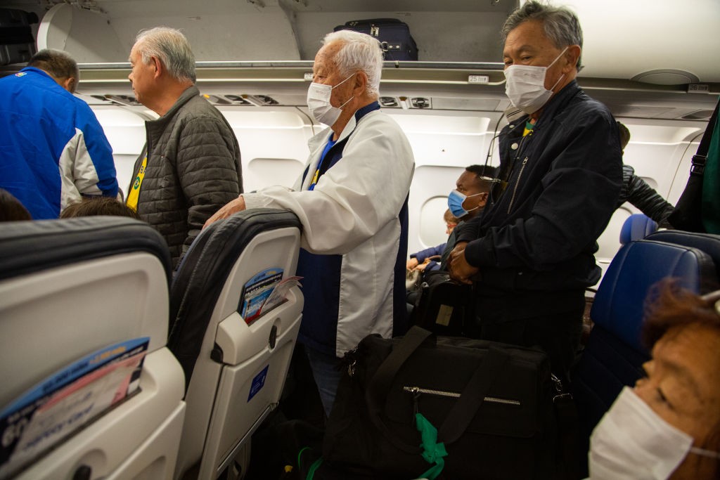 Passageiros usam máscaras para se protegerem do contágio do coronavírus (Foto: Getty Images)