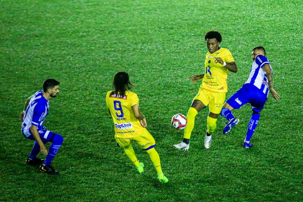 Aliança joga no Estádio da Ufal, com grama sintética — Foto: Ailton Cruz/Gazeta de Alagoas