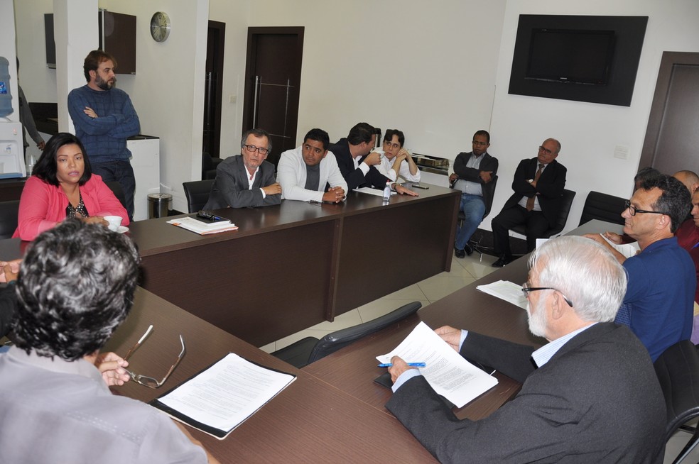 Vereadores se reuniram com Gerente de FiscalizaÃ§Ã£o e AprovaÃ§Ã£o de Projetos da Prefeitura antes da aprovaÃ§Ã£o do projeto â€” Foto: DivulgaÃ§Ã£o/CÃ¢mara Municipal de DivinÃ³polis