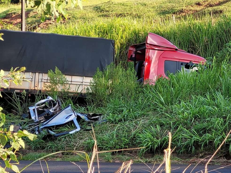 Os dois veículos foram parar fora da pista — Foto: Carlos da Cruz/RPC Noroeste