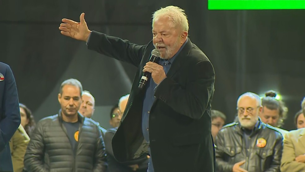 Lula discursa em comício no Largo Glênio Peres, no centro de Porto Alegre  — Foto: RBS TV/Reprodução 