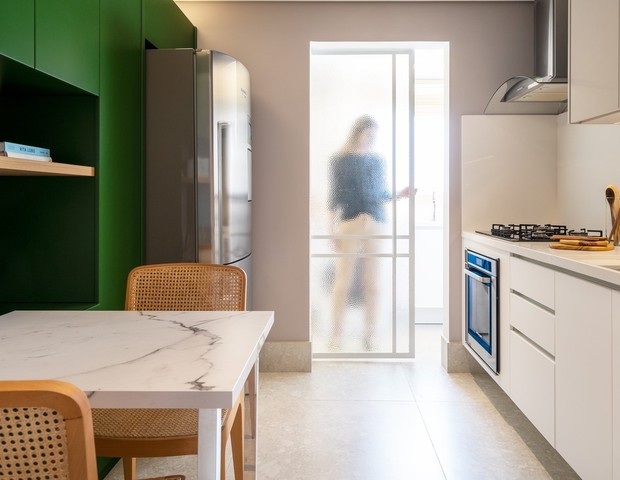 Décor do dia: cozinha corredor tem marcenaria verde e muita luminosidade (Foto: Roberta Gewehr)