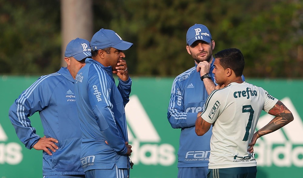 Atacante deixa protagonismo de lado e divide responsabilidade no Palmeiras
