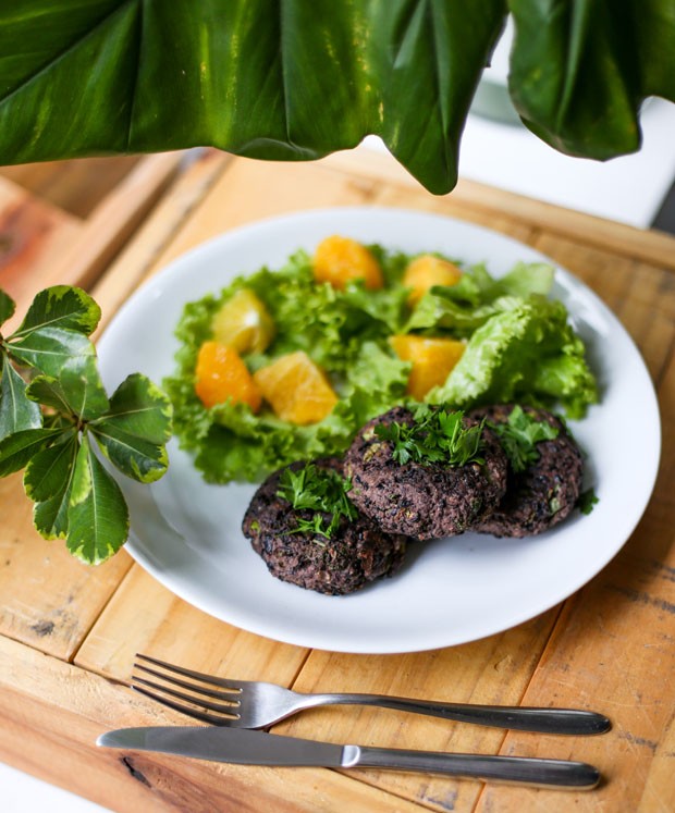 Hambúrguer vegano: aprenda receita feita com feijão preto (Foto: Simplesmente)