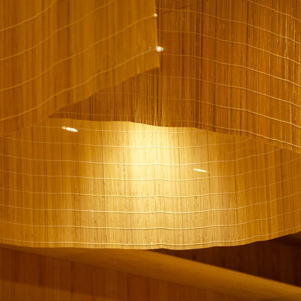 Elementos como a madeira e uma iluminação especial são de assinatura do arquiteto japonês Kengo Kuma (Foto: Divulgação)