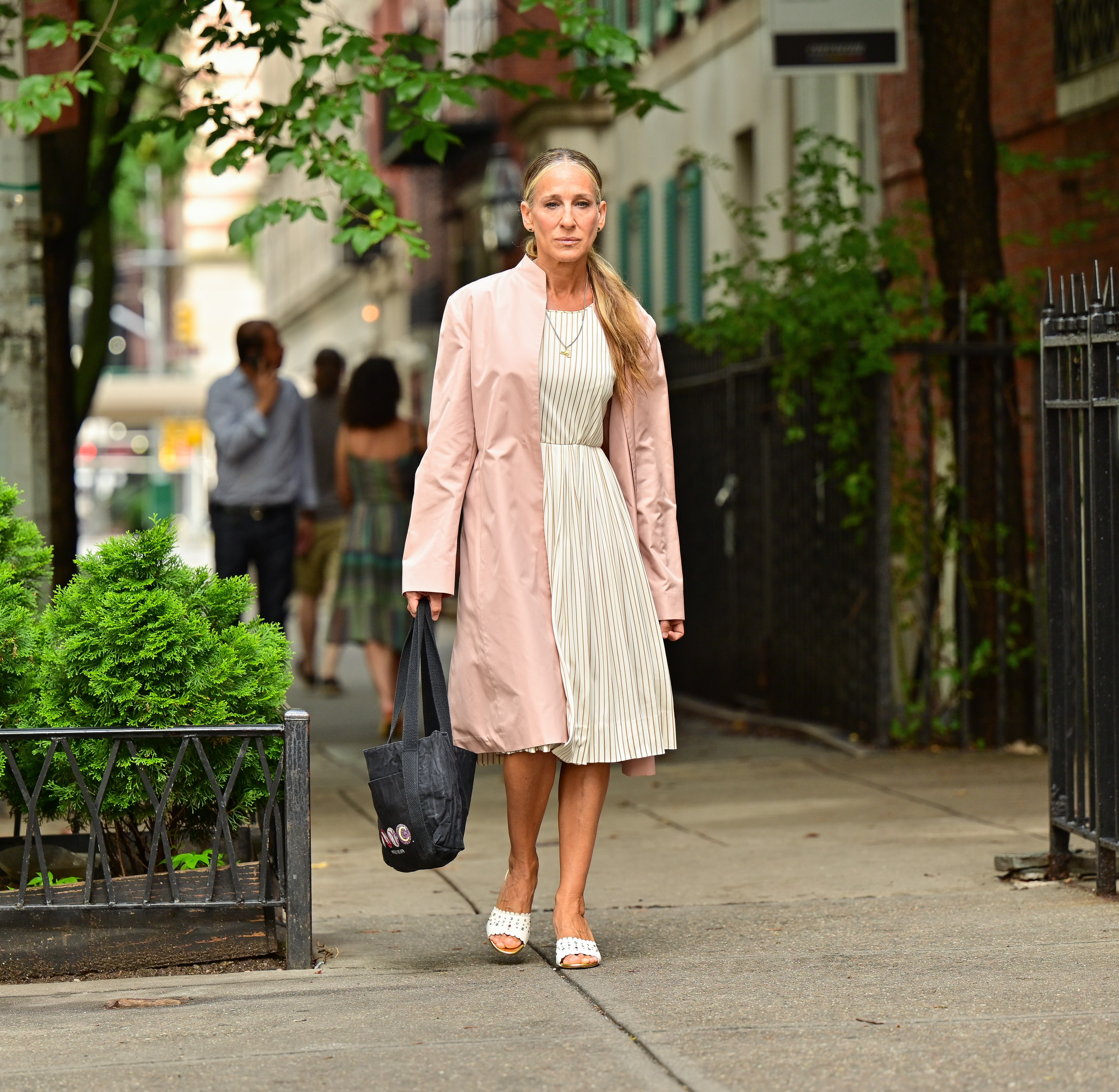 NEW YORK, NEW YORK - JULY 12:  Sarah Jessica Parker seen filming "And Just Like That..." the follow up series to "Sex and the City" on the Upper East Side on July 12, 2021 in New York City. (Photo by James Devaney/GC Images) (Foto: GC Images)