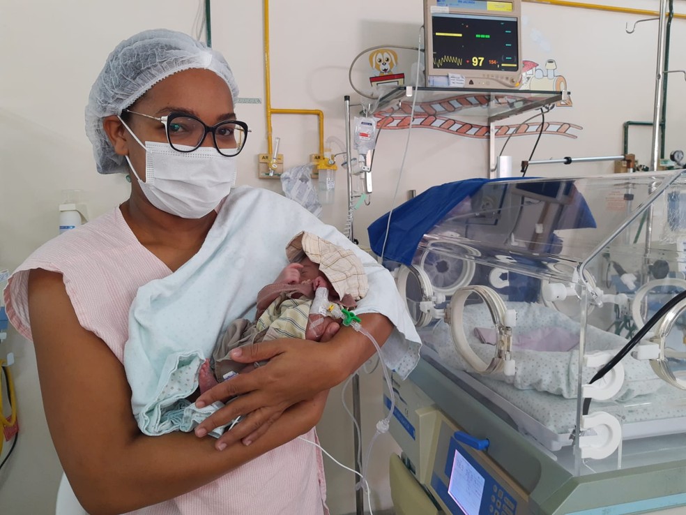 Bebês fantasiado de Chaves em UTI de hospital em João Pessoa — Foto: Divulgação / Ascom Edson Ramalho