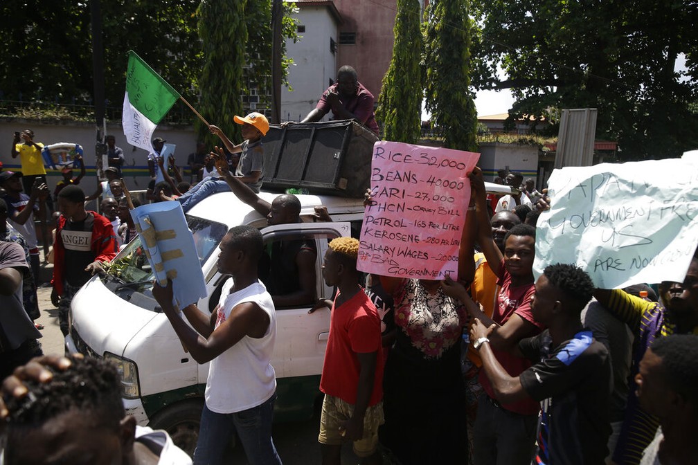 Manifestantes participam de protesto em Lagos, na Nigéria, nesta terça-feira (20) — Foto: Sunday Alamba/AP Photo