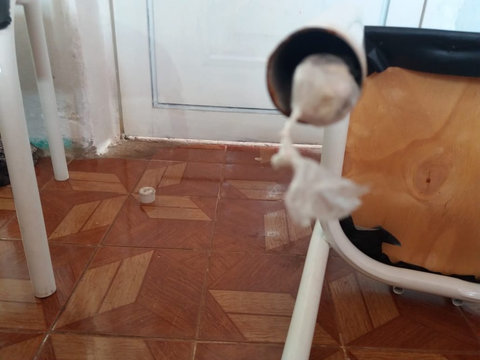 Drogas estavam escondidas dentro de pé de cadeira tubular em cozinha de casa em Piraju (SP) — Foto: Polícia Civil/Divulgação