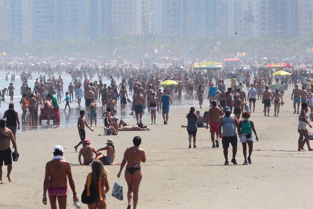 6 de setembro - Praias de SP recebem milhares de banhistas durante feriado prolongado de Independência — Foto: Matheus Tagé/A Tribuna Jornal