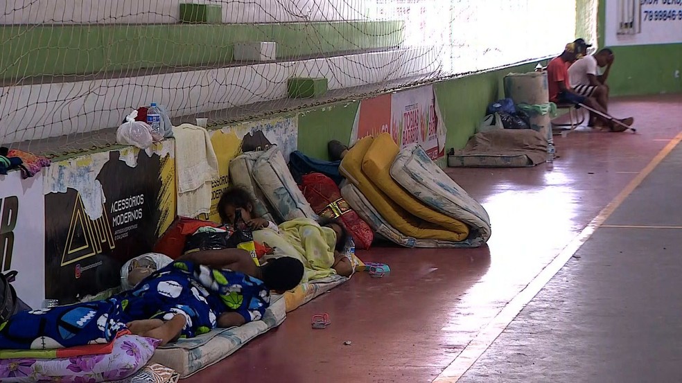 Alguns moradores da cidade de Tobias Barreto buscaram abrigo em ginásio  — Foto: Reprodução/TV Sergipe