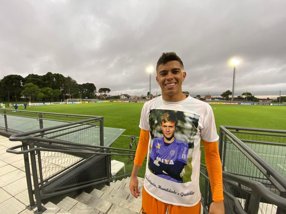 Mycael, com a camisa de Bernardo  — Foto: Thiago Ribeiro/RPC