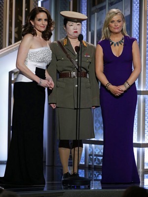 Tina Fey e Amy Poehler fazem piada com a Coreia do Norte durante o Globo de Ouro (Foto: AP Photo/NBC, Paul Drinkwater)