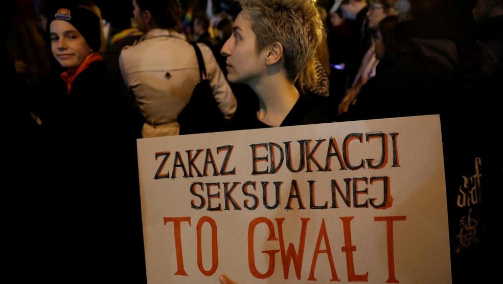 Manifestantes se reuniram em frente ao Parlamento de Varsóvia para protestar contra o projeto de lei que penaliza a educação sexual nas escolas polonesas. — Foto: Kacper Pempel/Reuters