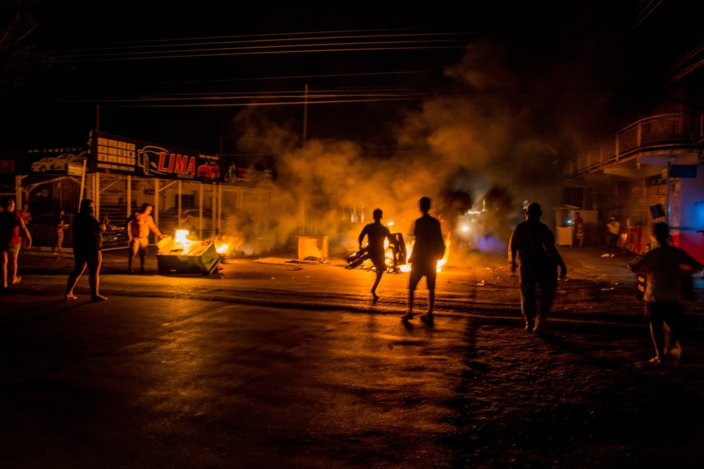 Moradores da capital do Amapá, em Macapá, fazem protestos na noite desta terça-feira, 10,  durante apagão — Foto: Maksuel Martins/Estadão Conteúdo