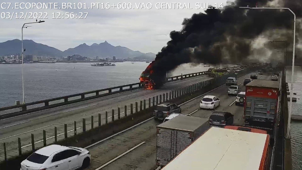 Caminhão pega fogo na Ponte Rio-Niterói; veja vídeo
