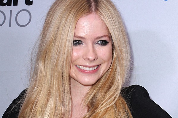 Avril Lavigne critica não só a fama, mas as pessoas que a conquistam sem ter propriamente um motivo. 