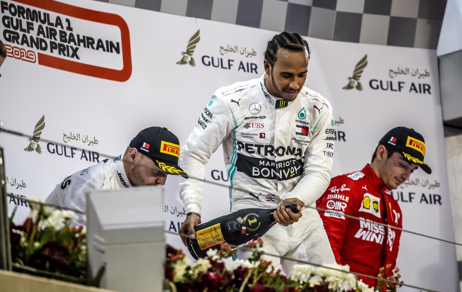 Motor de Leclerc falha no fim, e Hamilton vence no Barein; Vettel erra e fica sÃ³ em quinto
