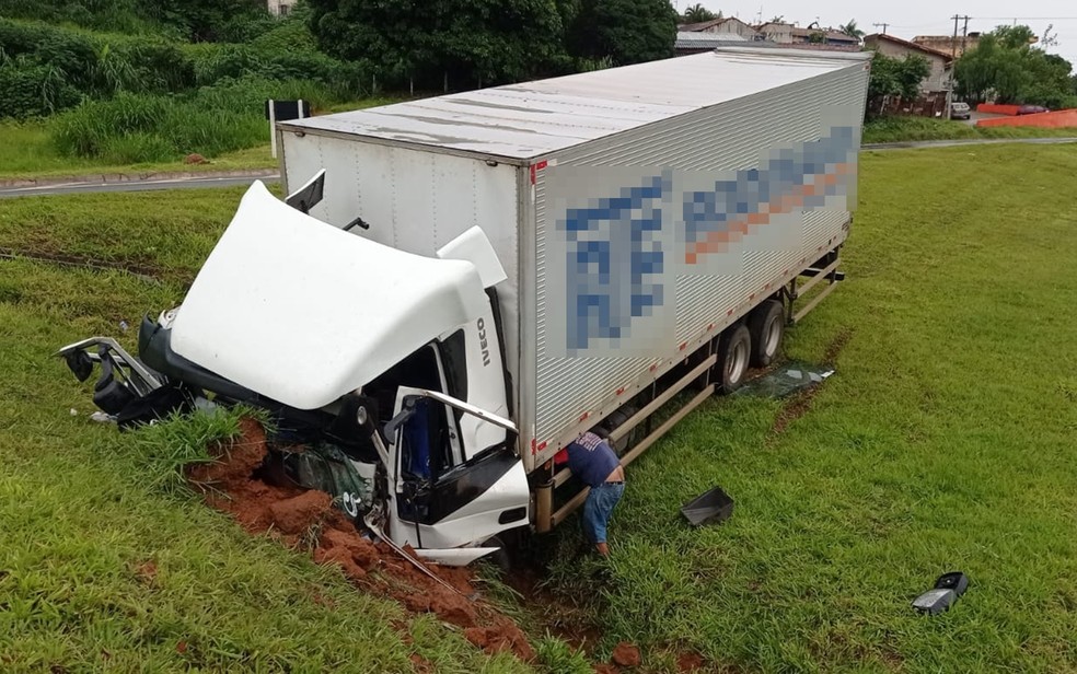 Motorista morre após bater caminhão em barranco na MGC-491, em São Sebastião do Paraíso, MG — Foto: Hélder Almeida