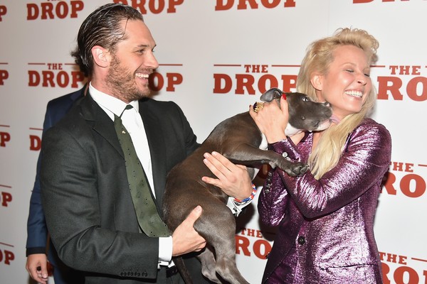 Tom Hardy, Noomi Rapace e a pitbull Nora no lançamento de 'The Drop' (Foto: Getty Images)