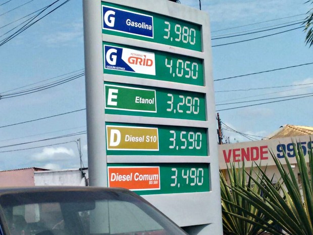 Postos reduziram gasolina em até R$ 0,12 em Rio Branco (Foto: Quésia Melo/G1)