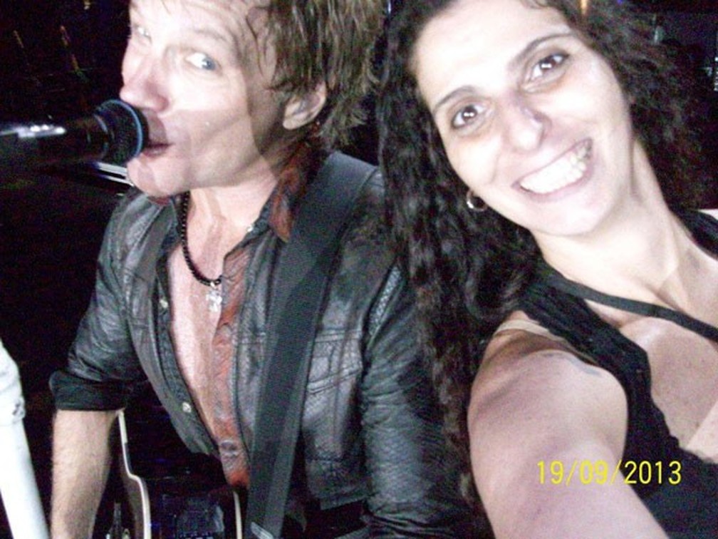 Jon Bon Jovi e a fã Rosana Guedes, que subiu ao palco durante o show no Rock in Rio 2013 e fez uma selfie ao lado do cantor — Foto: Rosana Guedes/Arquivo pessoal
