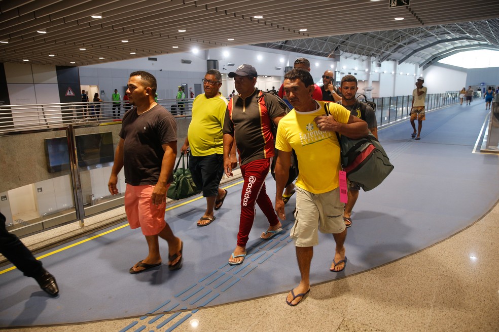 Pescadores cearenses desembarcaram no Aeroporto de Fortaleza nesta quarta-feira (25), após resgate no Pará — Foto: Helene Santos 