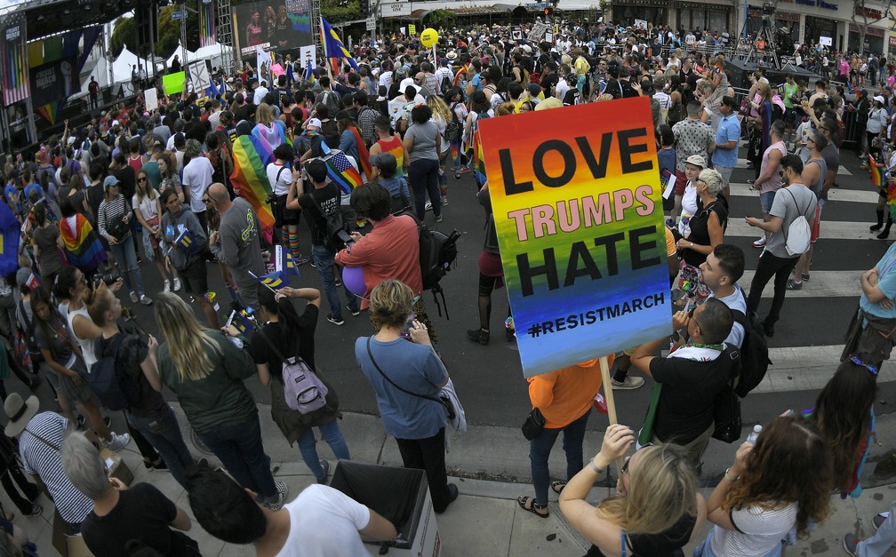 Marcha em defesa dos direitos da população LGBT reúne 