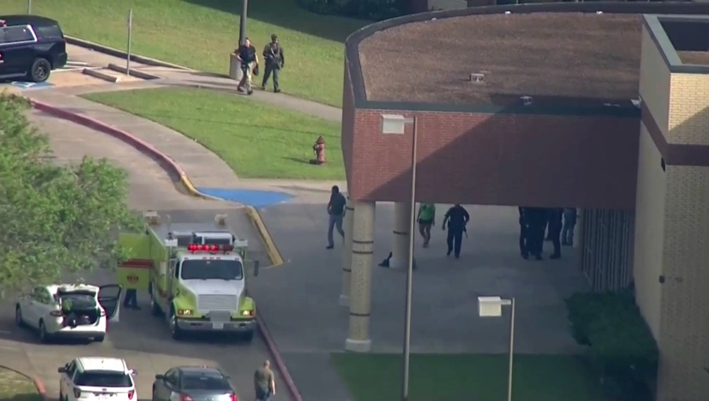 Entrada da Santa Fe High School, para onde a polícia foi após relatos de um tiroteio (Foto: Associated Press)