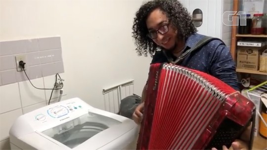 Sanfoneiro que tocou com Michel Teló faz ‘parceria’ com máquina de lavar-roupas e viraliza na internet: vídeo