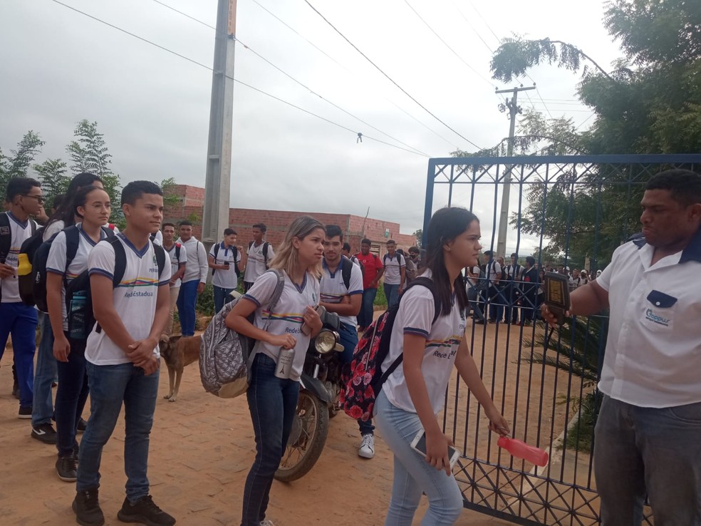 Vistoria com detector de metal está sendo realizada na entrada da escola Erem Arão Peixoto de Alencar em Ipubi  — Foto: Maria Luciene Gomes/ Arquivo pessoal