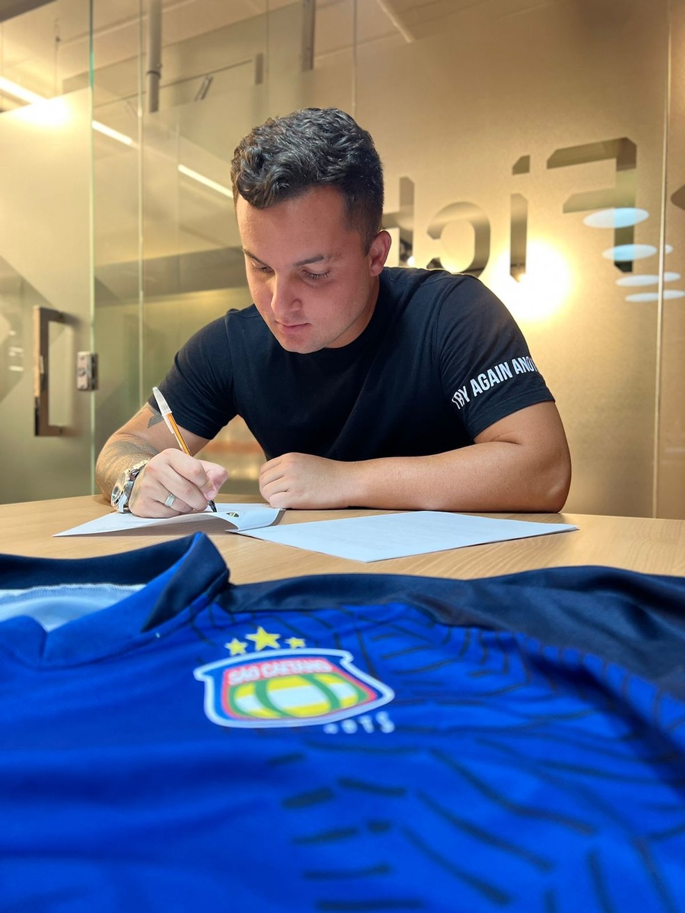 Jean Chera assina contrato com o São Caetano Esports — Foto: Divulgação