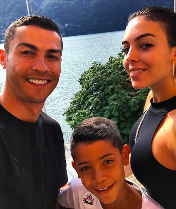 O jogador de futebol Cristiano Ronaldo, a modelo Georgina Rodriguez e o filho mais velho do atleta, Cristiano Ronaldo Jr (Foto: Instagram)