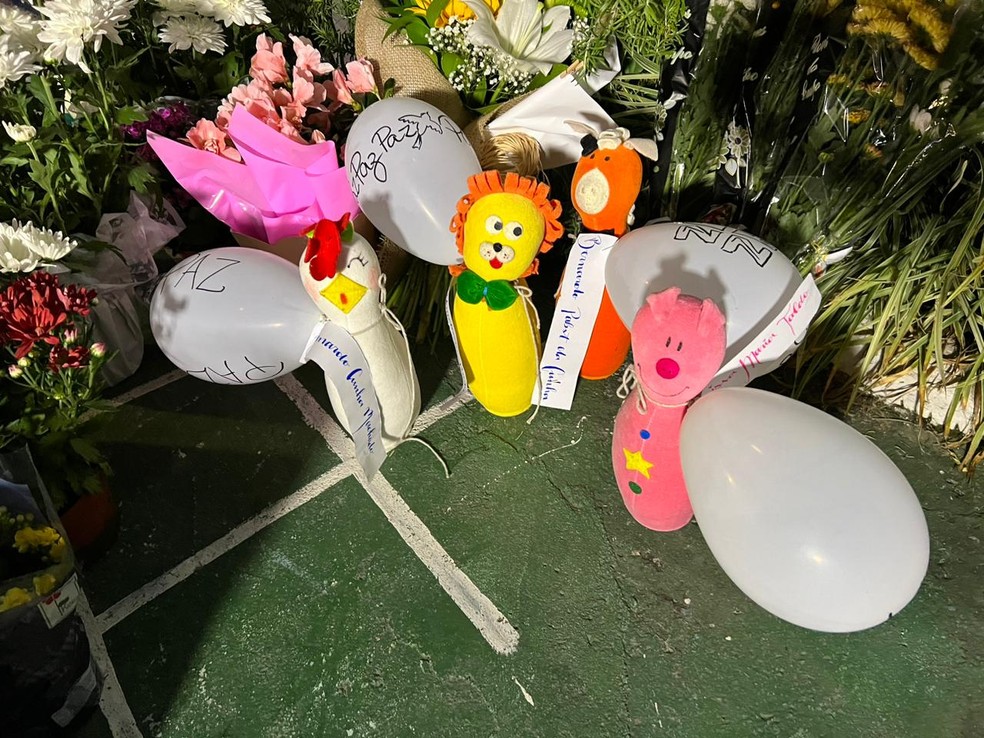  Creche onde houve ataque em Blumenau amanhece com ursos de pelúcia com nome das vítimas e balões escritos 'paz' — Foto: Luíza Morfim/Divulgação