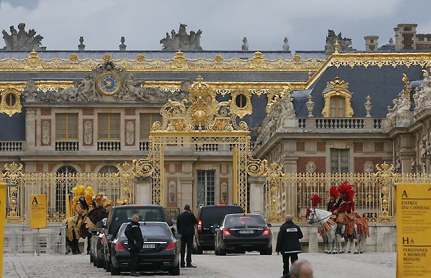 O Palácio de Versailles recebe os convidados de Kim e Kanye (Foto: AFP)