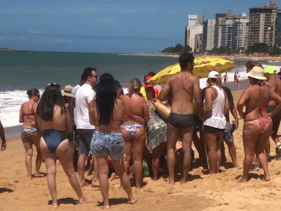 Momento resgistrado depois que Tourinho foi retirado da água, na Praia da Costa — Foto: VC no ES1