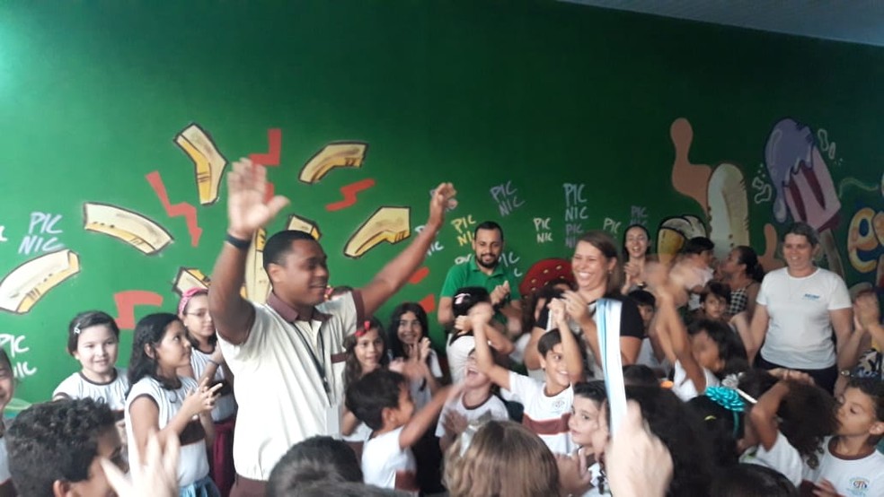 Porteiro ganhou bicicleta em comemoração de aniversário — Foto: Divulgação