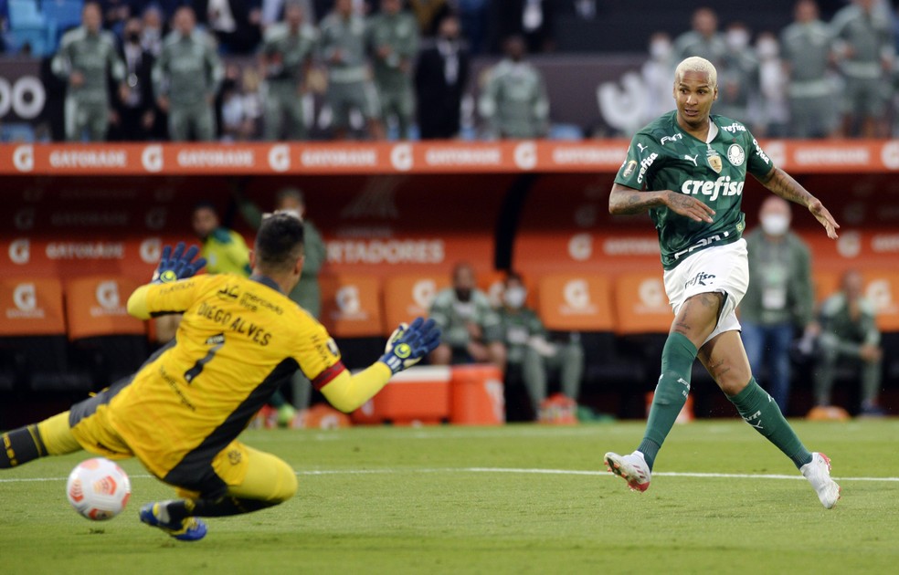 Gol de Deyverson pelo Palmeiras &mdash; Foto: REUTERS/Andres Cuenca Olaondo
