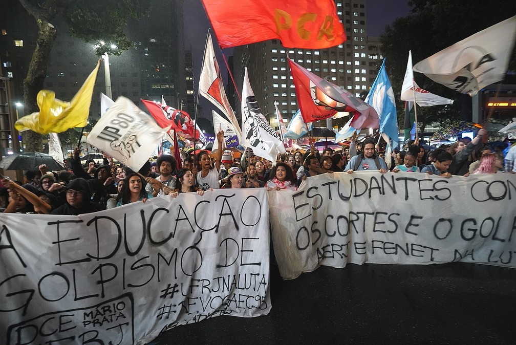 Manifestantes se reúnem no Centro do Rio em ato pela democracia — Foto: Marcos Serra Lima/g1