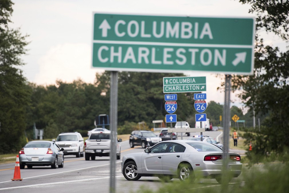 Estrada na Carolina do Sul teve inversÃ£o de sentido de faixa para que moradores do litoral do estado saiam para Ã¡reas mais altas â Foto: Sean Rayford/AP Photo