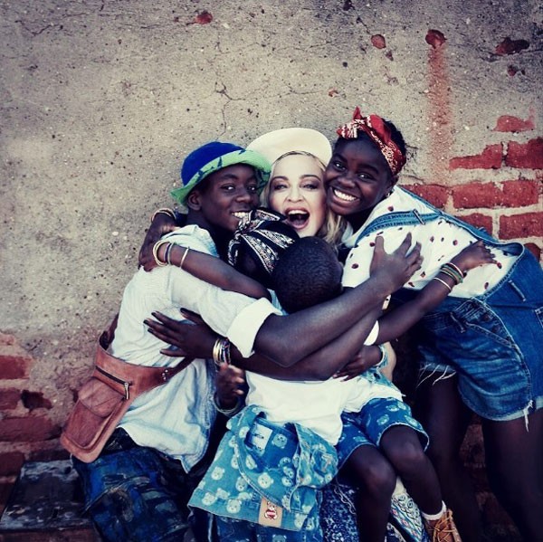 Madonna em um abraço coletivo com os filhos adotivos (Foto: Reprodução/Instagram)