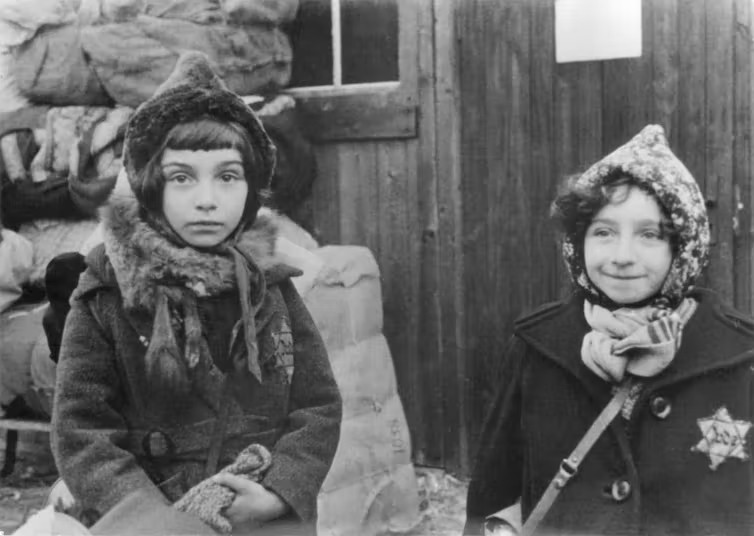 Duas meninas judias aguardando deportação em Munique em 11 de novembro de 1942. Suas identidades não são conhecidas (Foto: . Arquivo Municipal de Munique DE-1992-FS-NS-00013 CC BY SA)