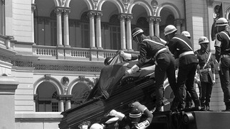 Caixão com restos de Dom Pedro chega ao Palácio dos Campos Elísios, em São Paulo, 1972 — Foto: Pedro Martinelli/Agência O GLOBO