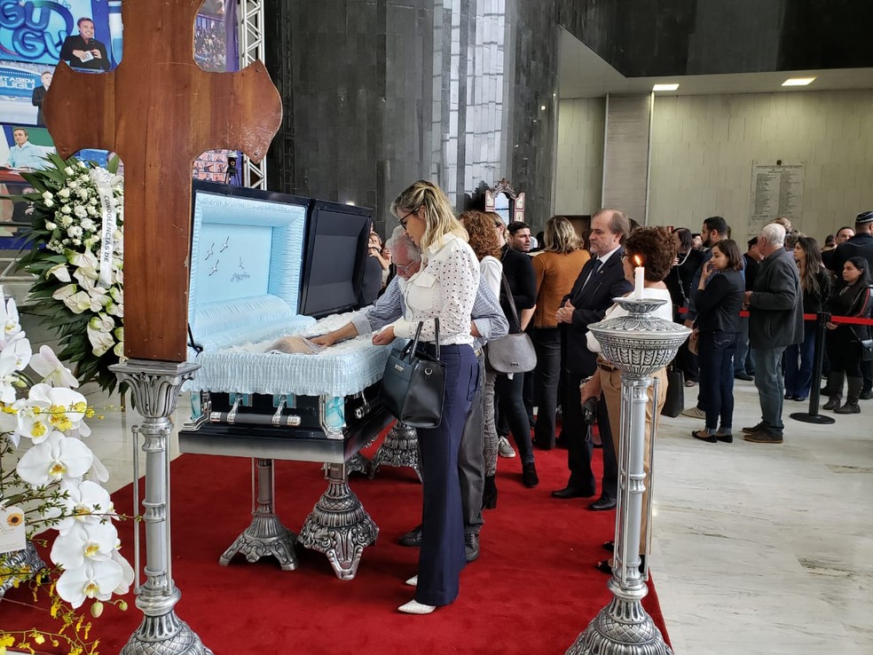 O humorista Carlos Alberto de Nóbrega, do programa A Praça É Nossa, chora bastante ao se despedir de Gugu. Ao seu lado a mulher do artista, Renata Domingues — Foto: Bárbara Muniz Vieira/G1