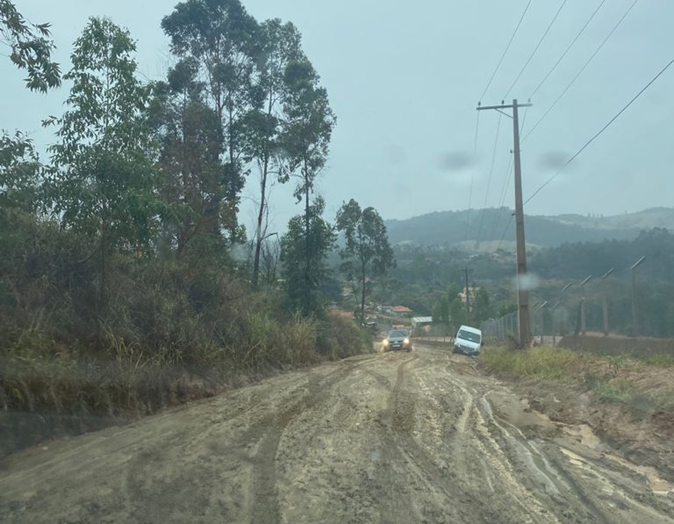Chuva dificulta o transporte de presos em estrada de Mairinque (SP) — Foto: Arquivo Pessoal